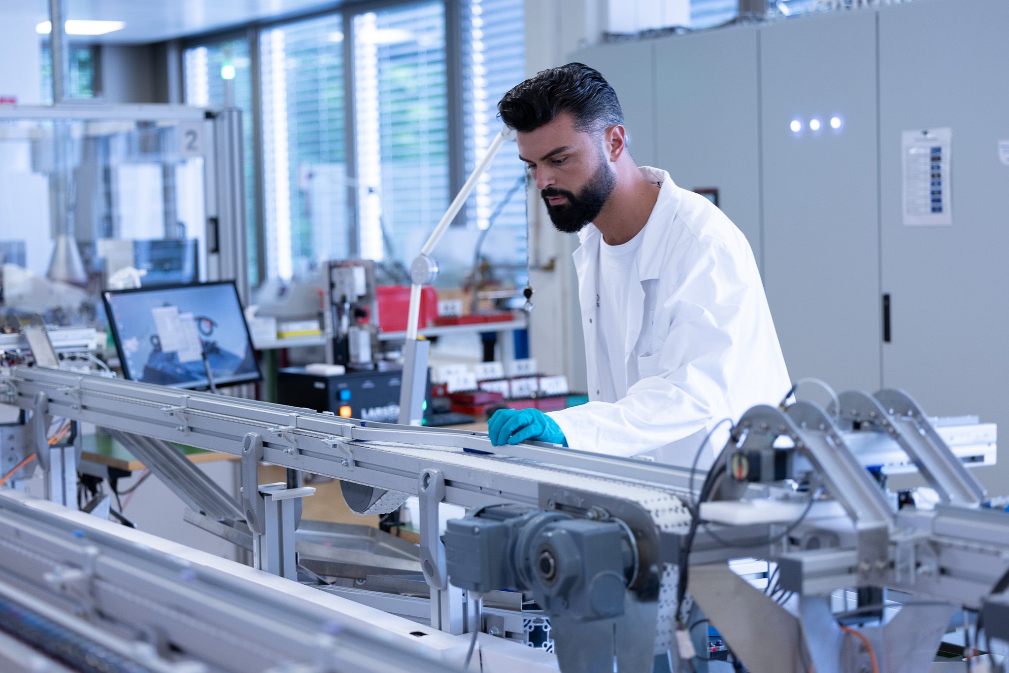 Die Mitarbeiter von Galifa werfen immer ein Auge auf die Produktionslinie